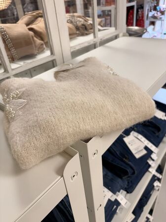 Stort parti dametøj – blandede styles og størrelser SE BILLEDER