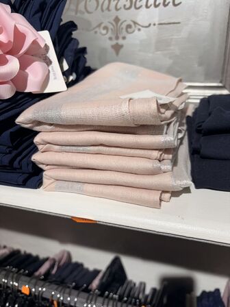 Stort parti dametøj – blandede styles og størrelser SE BILLEDER