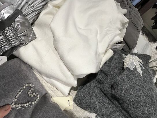 Stort parti dametøj – blandede styles og størrelser SE BILLEDER