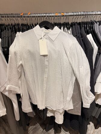 Stort parti dametøj – blandede styles og størrelser SE BILLEDER