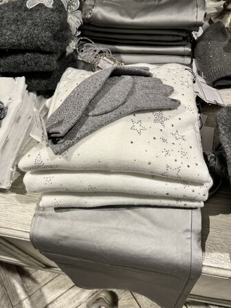 Stort parti dametøj – blandede styles og størrelser SE BILLEDER