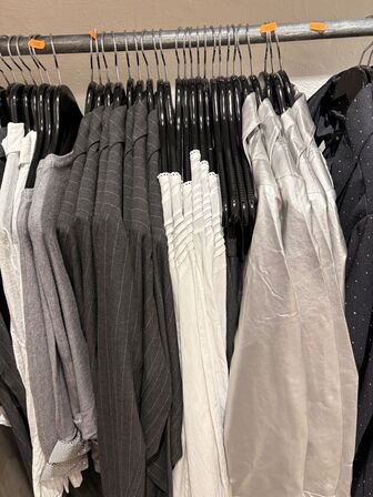 Stort parti dametøj – blandede styles og størrelser SE BILLEDER