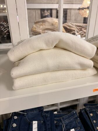 Stort parti dametøj – blandede styles og størrelser SE BILLEDER