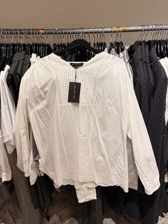 Stort parti dametøj – blandede styles og størrelser SE BILLEDER