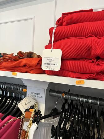 Stort parti dametøj – blandede styles og størrelser SE BILLEDER