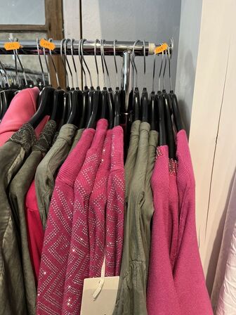 Stort parti dametøj – blandede styles og størrelser SE BILLEDER