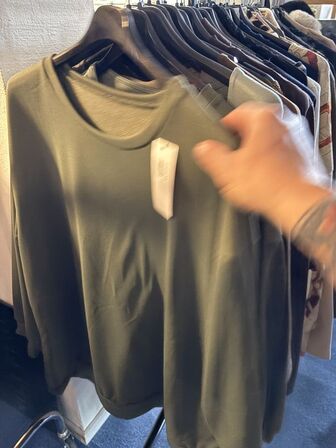 Stort parti dametøj – blandede styles og størrelser SE BILLEDER
