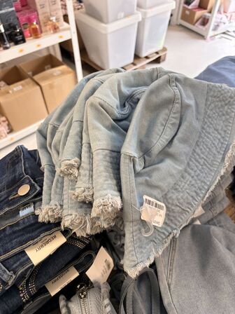 Stort parti dametøj – blandede styles og størrelser SE BILLEDER