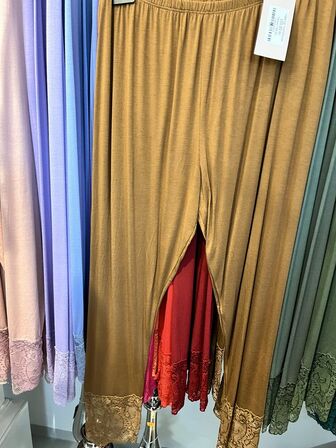 Stort parti dametøj – blandede styles og størrelser SE BILLEDER