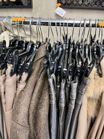 Stort parti dametøj – blandede styles og størrelser SE BILLEDER