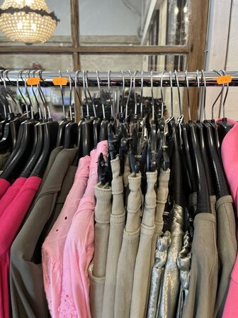 Stort parti dametøj – blandede styles og størrelser SE BILLEDER