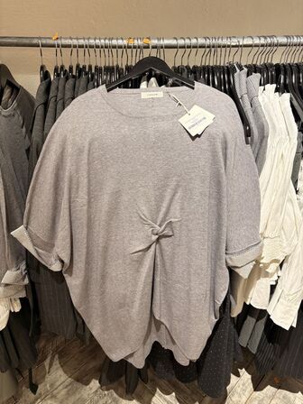 Stort parti dametøj – blandede styles og størrelser SE BILLEDER