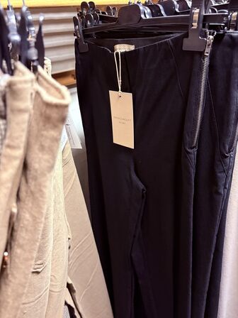 Stort parti dametøj – blandede styles og størrelser SE BILLEDER