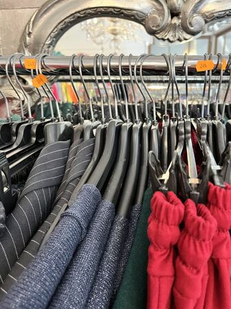Stort parti dametøj – blandede styles og størrelser SE BILLEDER