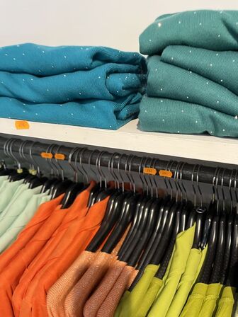Stort parti dametøj – blandede styles og størrelser SE BILLEDER