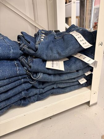 Stort parti dametøj – blandede styles og størrelser SE BILLEDER
