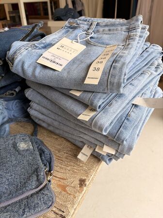 Stort parti dametøj – blandede styles og størrelser SE BILLEDER