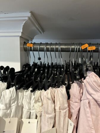 Stort parti dametøj – blandede styles og størrelser SE BILLEDER