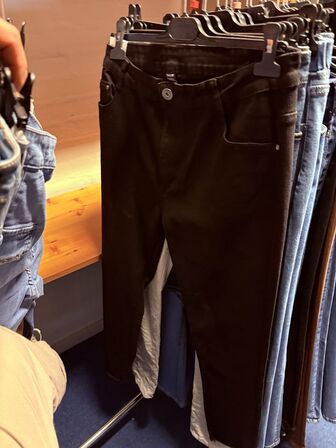 Stort parti dametøj – blandede styles og størrelser SE BILLEDER