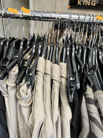 Stort parti dametøj – blandede styles og størrelser SE BILLEDER