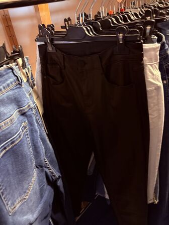 Stort parti dametøj – blandede styles og størrelser SE BILLEDER