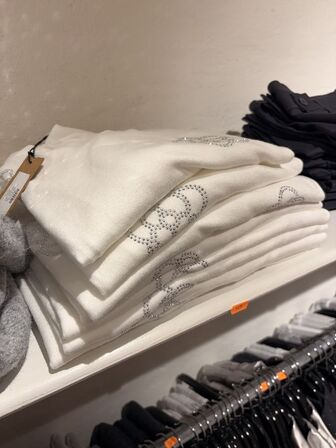 Stort parti dametøj – blandede styles og størrelser SE BILLEDER