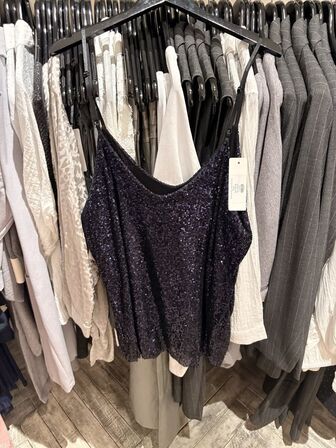 Stort parti dametøj – blandede styles og størrelser SE BILLEDER