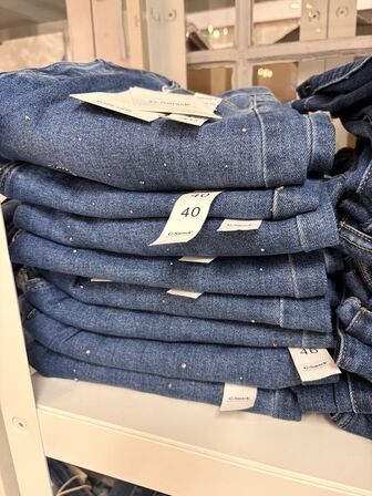 Stort parti dametøj – blandede styles og størrelser SE BILLEDER