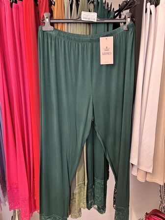 Stort parti dametøj – blandede styles og størrelser SE BILLEDER