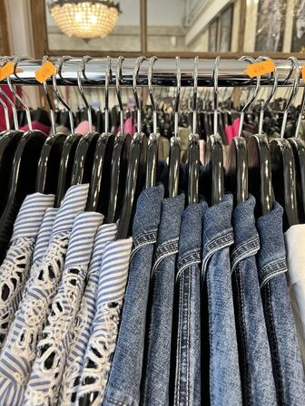 Stort parti dametøj – blandede styles og størrelser SE BILLEDER