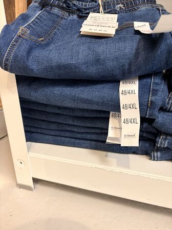 Stort parti dametøj – blandede styles og størrelser SE BILLEDER