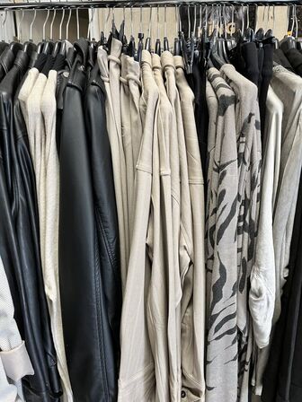 Stort parti dametøj – blandede styles og størrelser SE BILLEDER