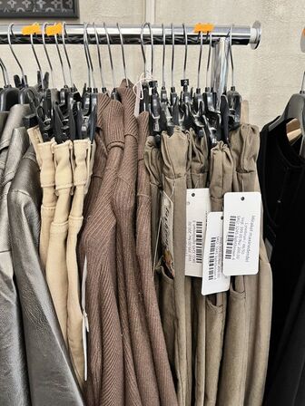 Stort parti dametøj – blandede styles og størrelser SE BILLEDER