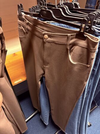 Stort parti dametøj – blandede styles og størrelser SE BILLEDER