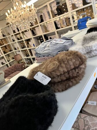 Stort parti dametøj – blandede styles og størrelser SE BILLEDER
