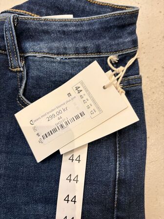 Stort parti dametøj – blandede styles og størrelser SE BILLEDER