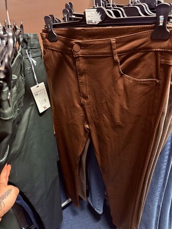 Stort parti dametøj – blandede styles og størrelser SE BILLEDER