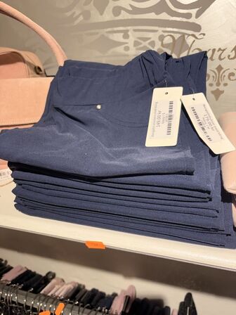 Stort parti dametøj – blandede styles og størrelser SE BILLEDER