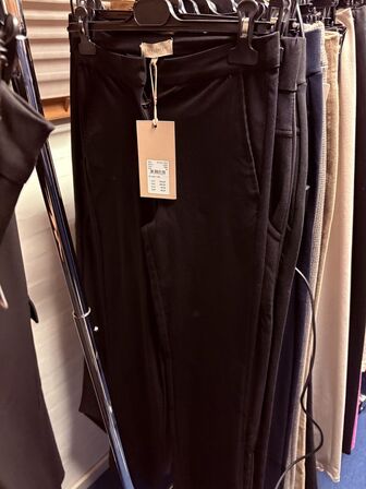 Stort parti dametøj – blandede styles og størrelser SE BILLEDER