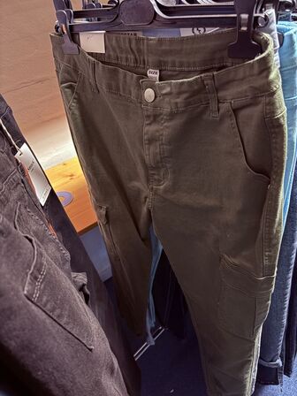 Stort parti dametøj – blandede styles og størrelser SE BILLEDER