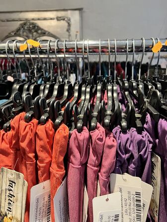 Stort parti dametøj – blandede styles og størrelser SE BILLEDER