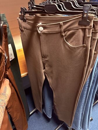 Stort parti dametøj – blandede styles og størrelser SE BILLEDER