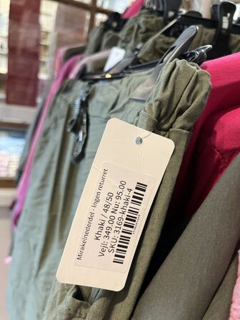 Stort parti dametøj – blandede styles og størrelser SE BILLEDER