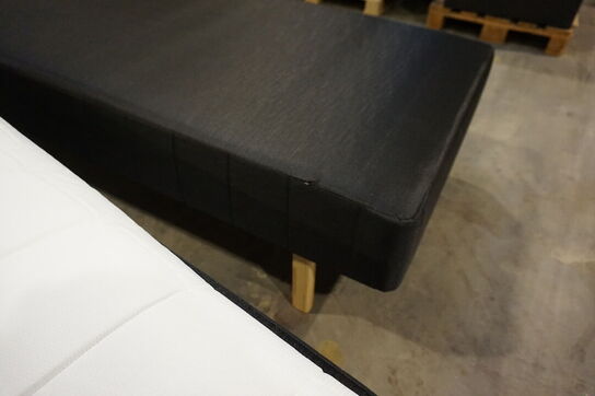 Huma Premium boxmadrasseng 180x200 cm med træben og topmadras 