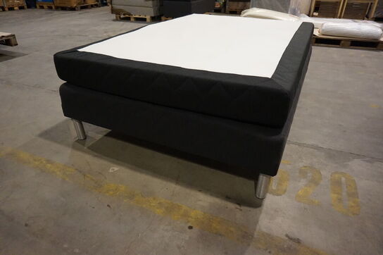 Vega kontinentalseng 140x200 cm med stålben 