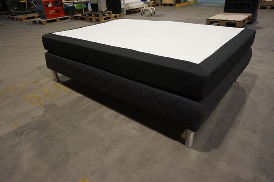 Vega kontinentalseng 140x200 cm med stålben 