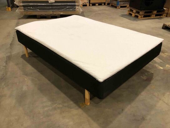 Huma Premium boxmadrasseng 140x200 cm med træben og purskum topmadras 