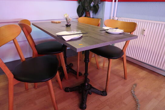 Bord med 4 stk. stole