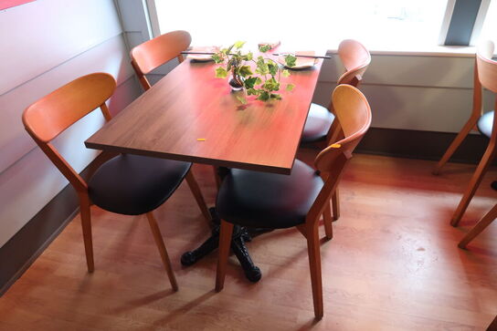 Bord med 4 stk. stole