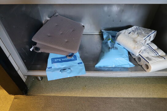 Rustfri stålbord med indhold